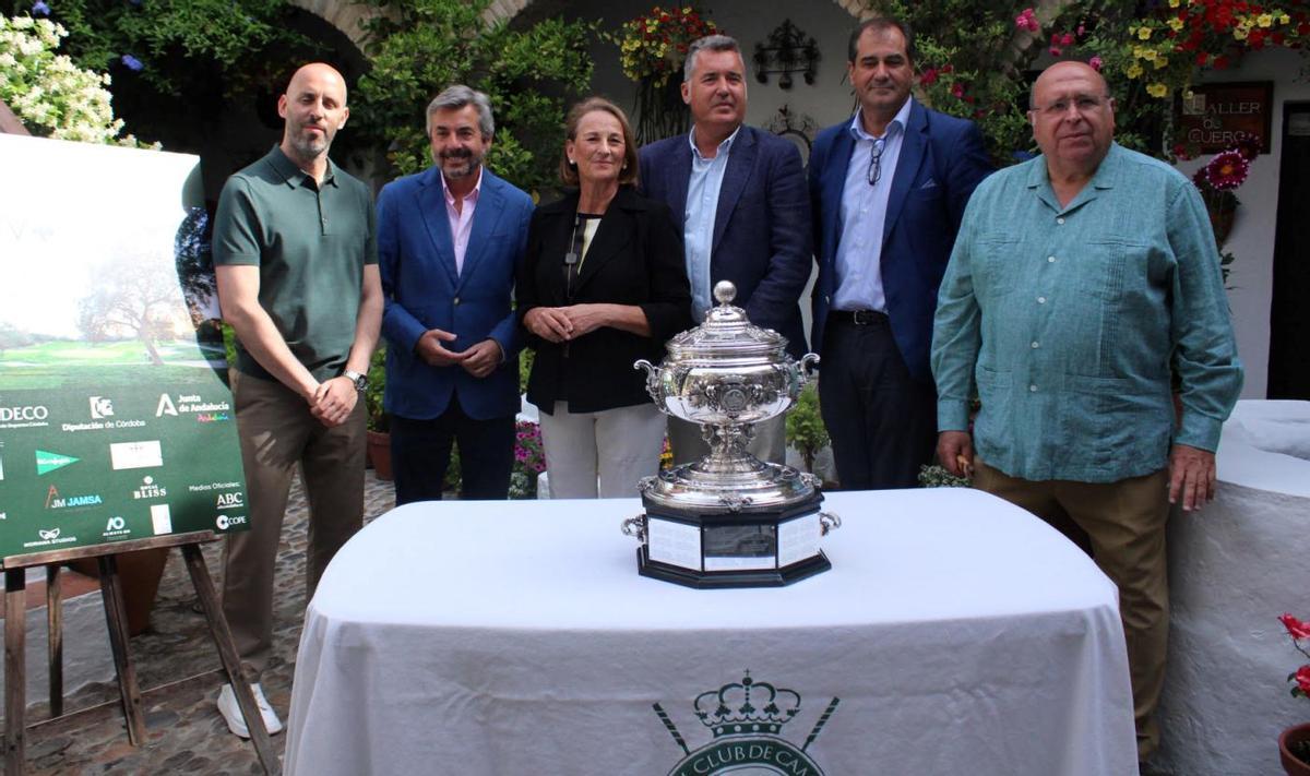 Asistentes a la presentación de la Copa Albolafia de golf.