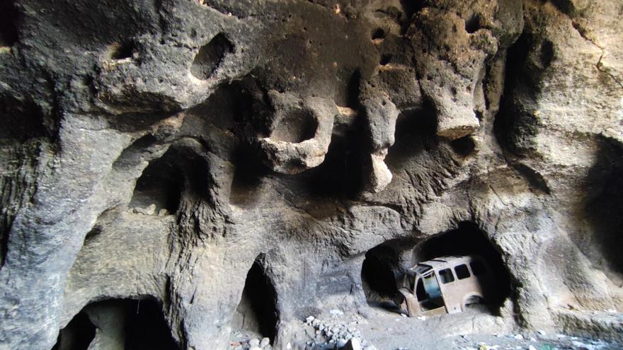 La desprotección arruina dos cuevas prehispánicas en Santa María de Guía