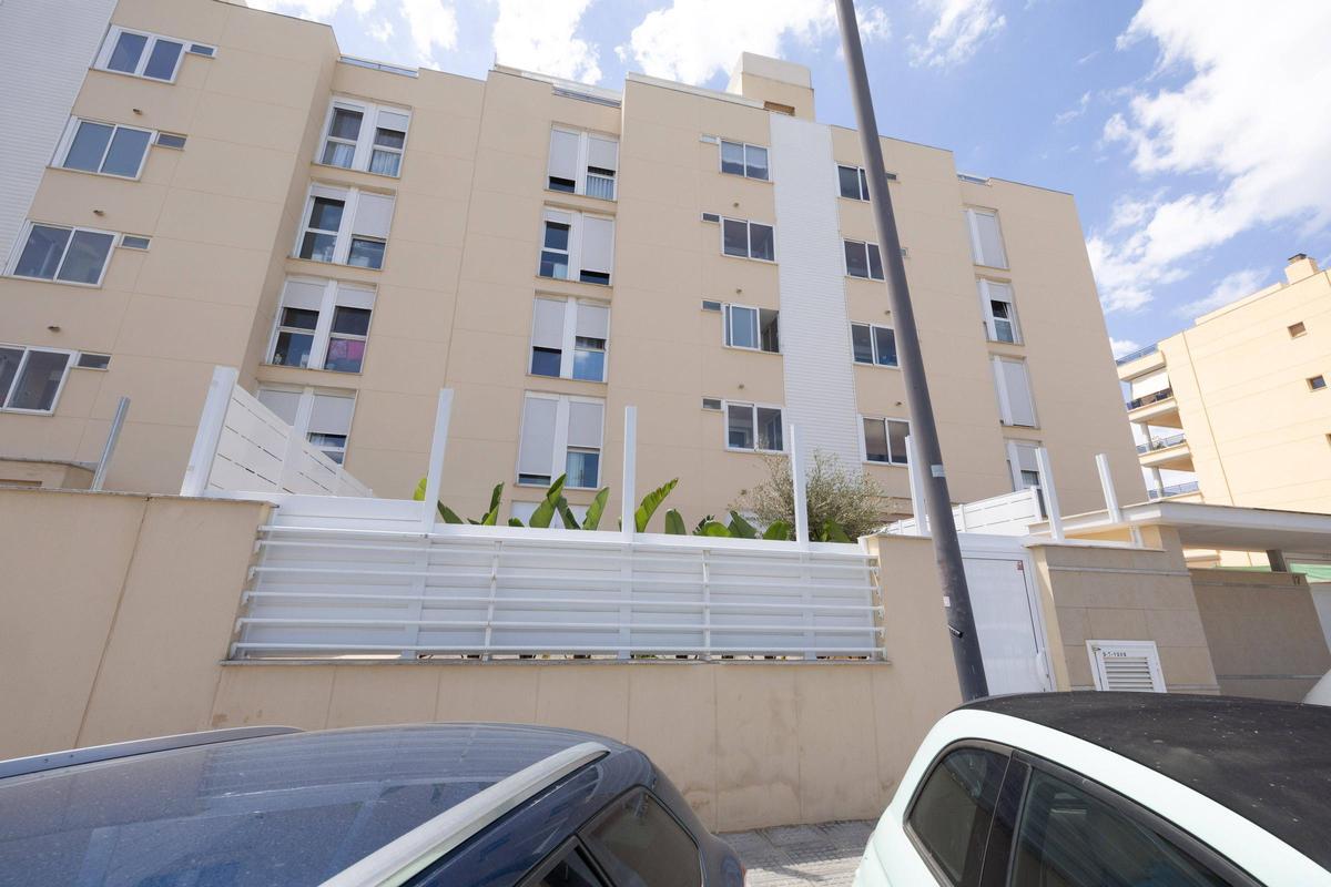 Detalle de la valla, sin la parte frontal, eliminada por el alcalde de Ibiza, en el bajo reconvertido en vivienda.