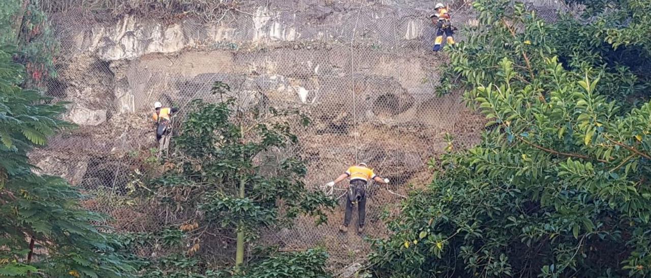 Operarios de la empresa de trabajo vertical sanean la ladera. | | E.D.