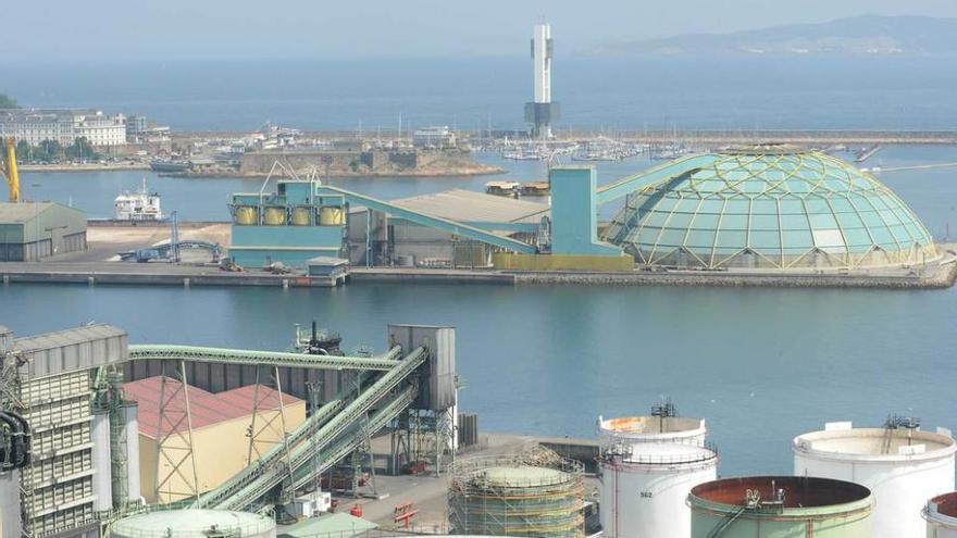 La cúpula de la terminal Medusa, por la que Gas Natural Fenosa descarga carbón en el puerto de La Coruña.