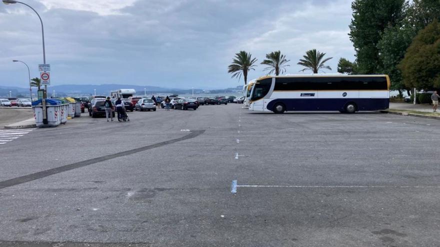 La zona de estacionamiento de autobuses de la isla de A Toxa.   | //  FDV