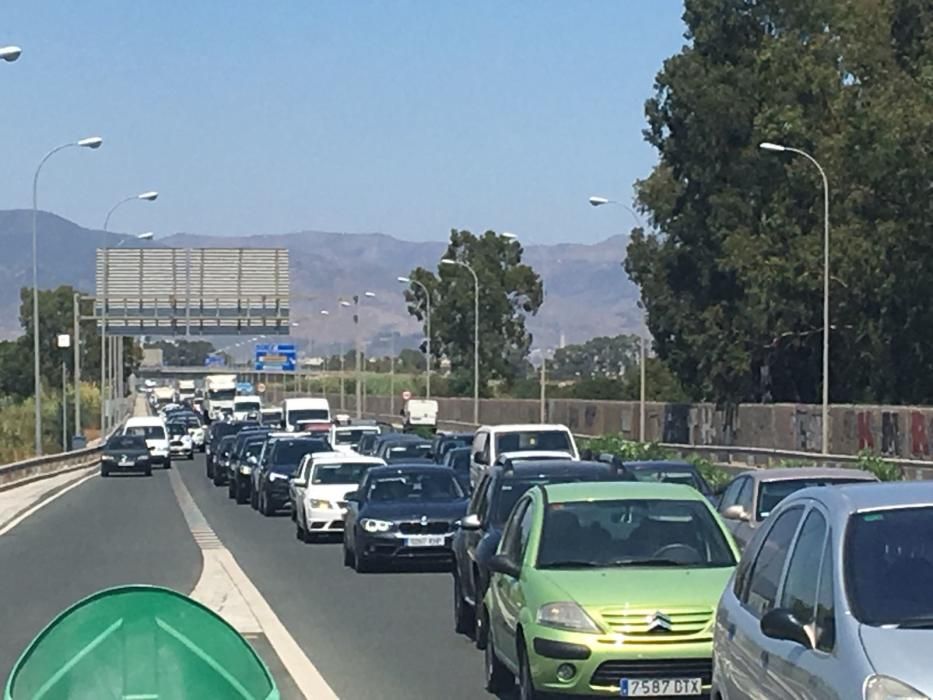 El tráfico es interrumpido en la Autopista del Sol mientras se trabaja en la extinción del fuego y el tráfico procedente de Málaga capital se ha ido colapsando