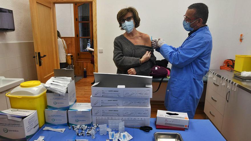 El Servicio Municipal de Vacunaciónadministró ayer las dosis en lasinstalaciones del Jardín delSalitre.