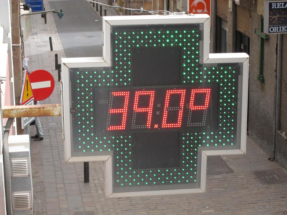 Archivo - Un termómetro de una farmacia marca 39ºC durante una ola de calor en Canarias Archivo - Un termómetro de una farmacia marca 39ºC durante una ola de calor en Canarias