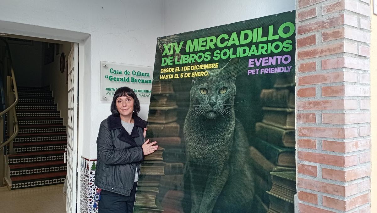 Maricruz Torres, el lunes delante del cartel del mercadillo navideño de libros solidarios de Ciriana, en Churriana.