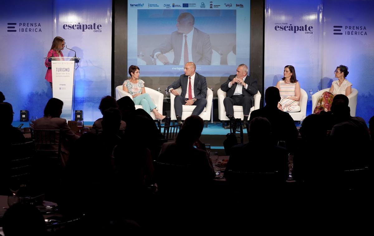 Onalia Bueno, Pedro José García Rex, Fernando Fraile, Mercedes Tejero y Marta Mújica, junto a la moderadora Fátima Iglesias, en la segunda mesa de debate.