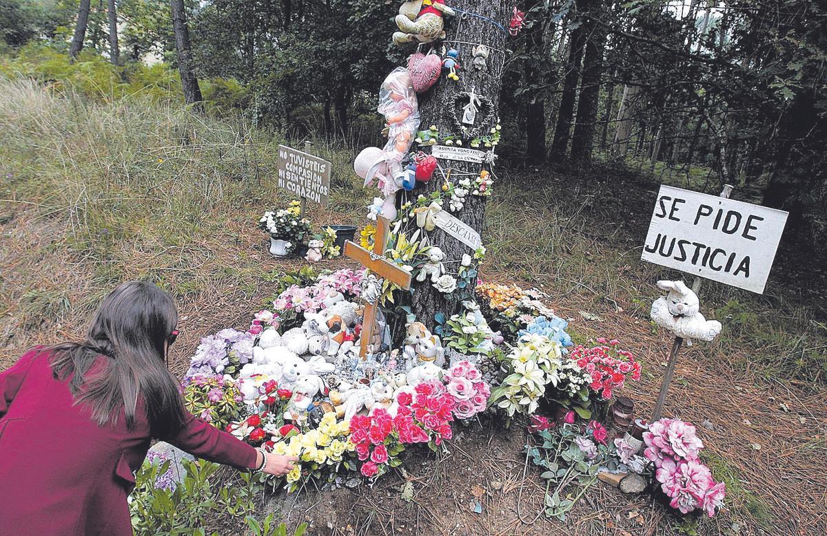 Flores en recuerdo de Asunta en el lugar en el que apareció su cadáver.