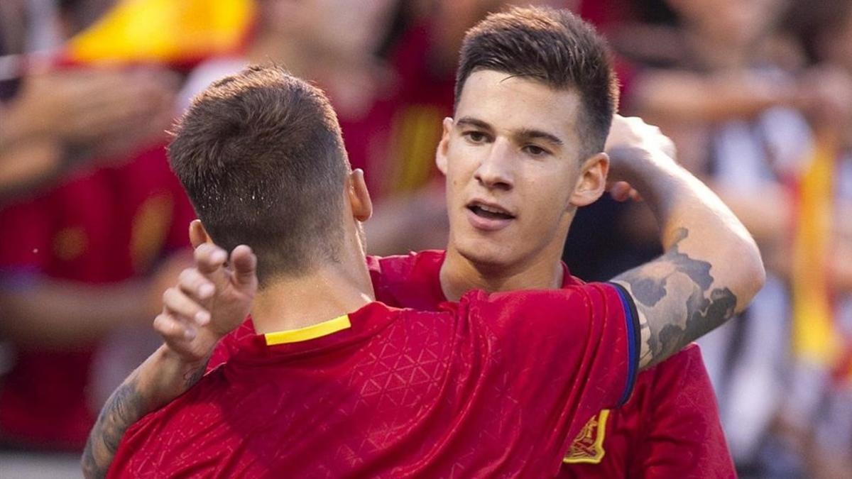 Santi Mina celebra un gol marcado con España.