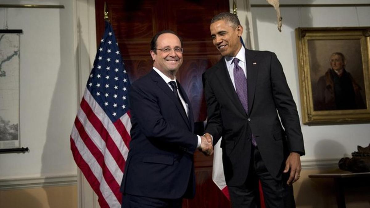 Hollande y Obama se dan la mano durante la visita a Monticello, este lunes.