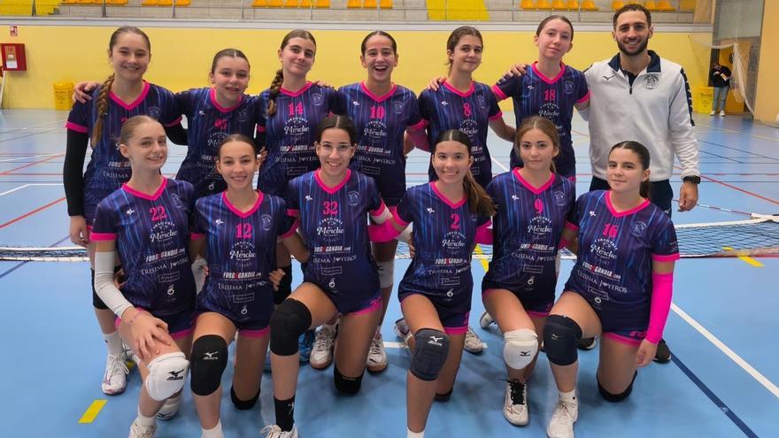 Jugadoras y entrenador, antes de un partido