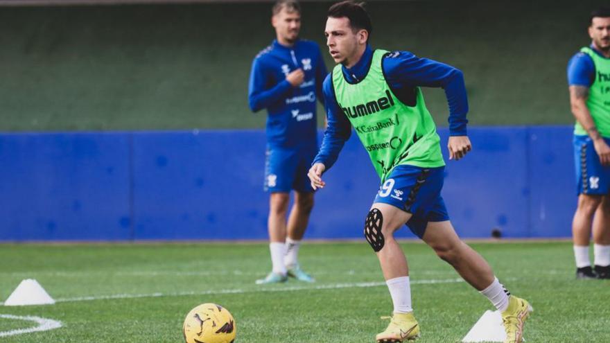 Álvaro Romero, en un entrenamiento con el Tenerife. |  // L. O.