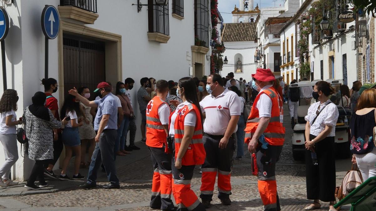 Personal de Cruz Roja en los Patios de Córdoba.