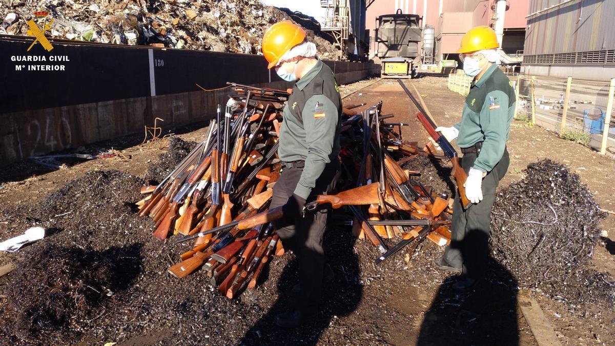 Momento de la destrucción de armas intervenidas en esta operación llevada a cabo por la Guardia Civil.