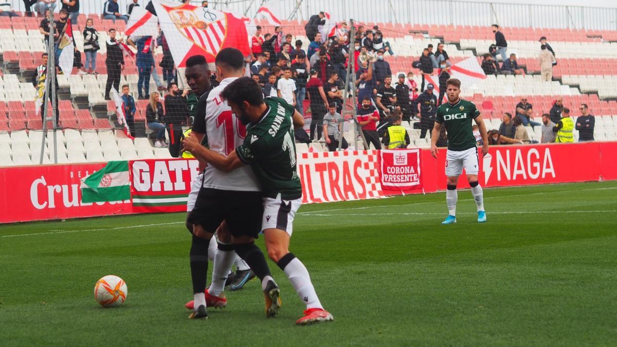 Salva Ruiz disputa el balón ante Zarzana.