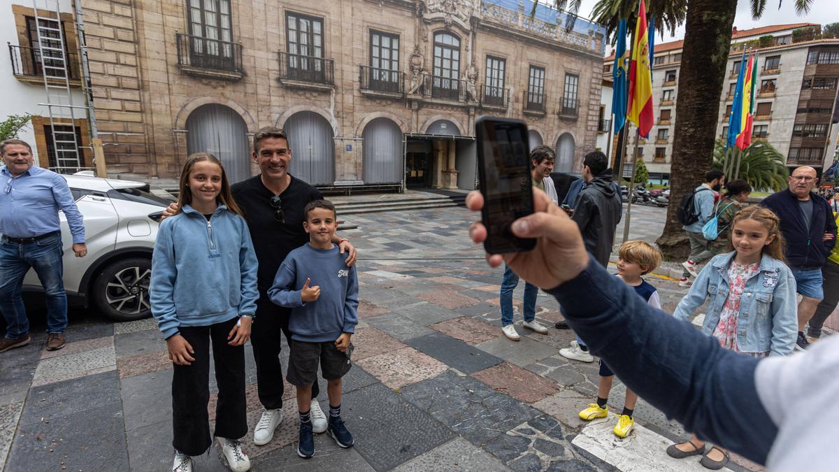 Luis Carrión haciéndose fotos con aficionados tras reunirse con Pachuca en El Reconquista