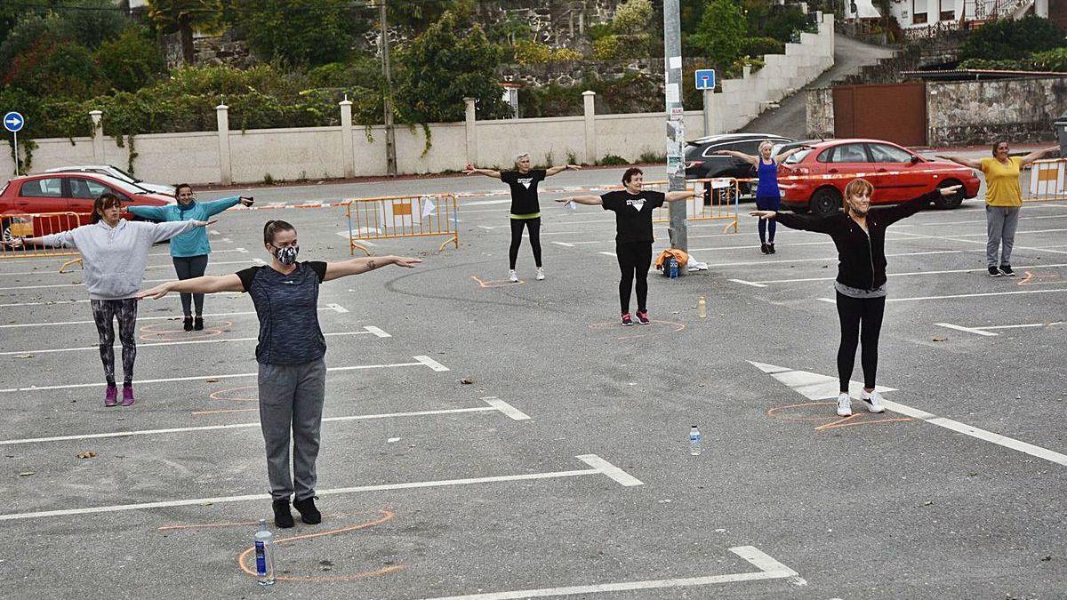 Un grupo de mujeres en la sesión de ayer en A Xunqueira de Ponte Sampaio.