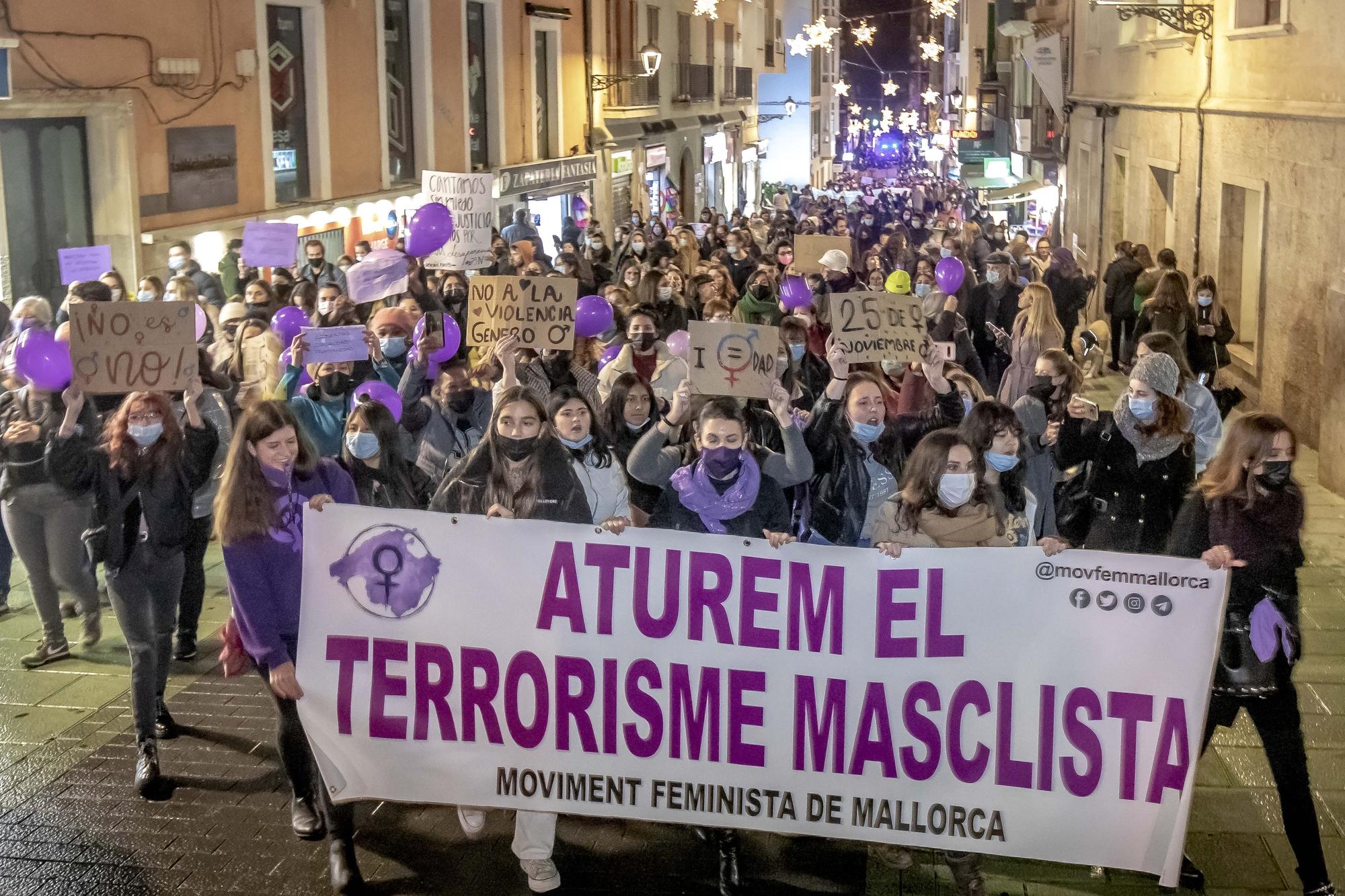 Manifestación del 25-N en Mallorca: Más de 500 personas recorren Palma "hartas" de la violencia machista