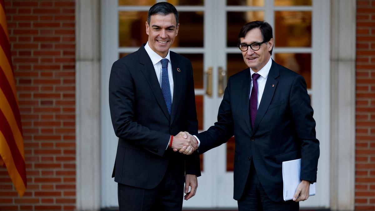 VÍDEO | Pedro Sánchez recibe a Salvador Illa en la Moncloa