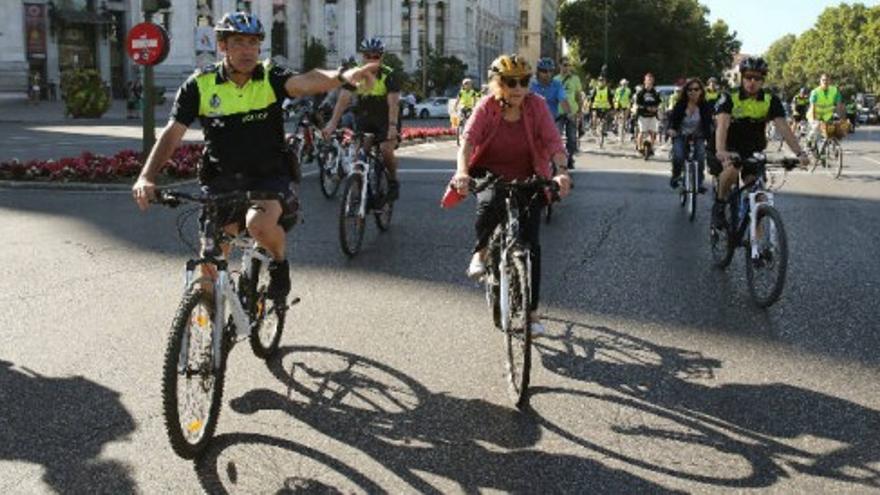 Carmena se sube a la bici en el Día sin Coches