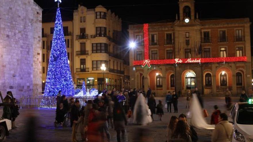 Aspecto que presentaba anoche la Plaza Mayor.