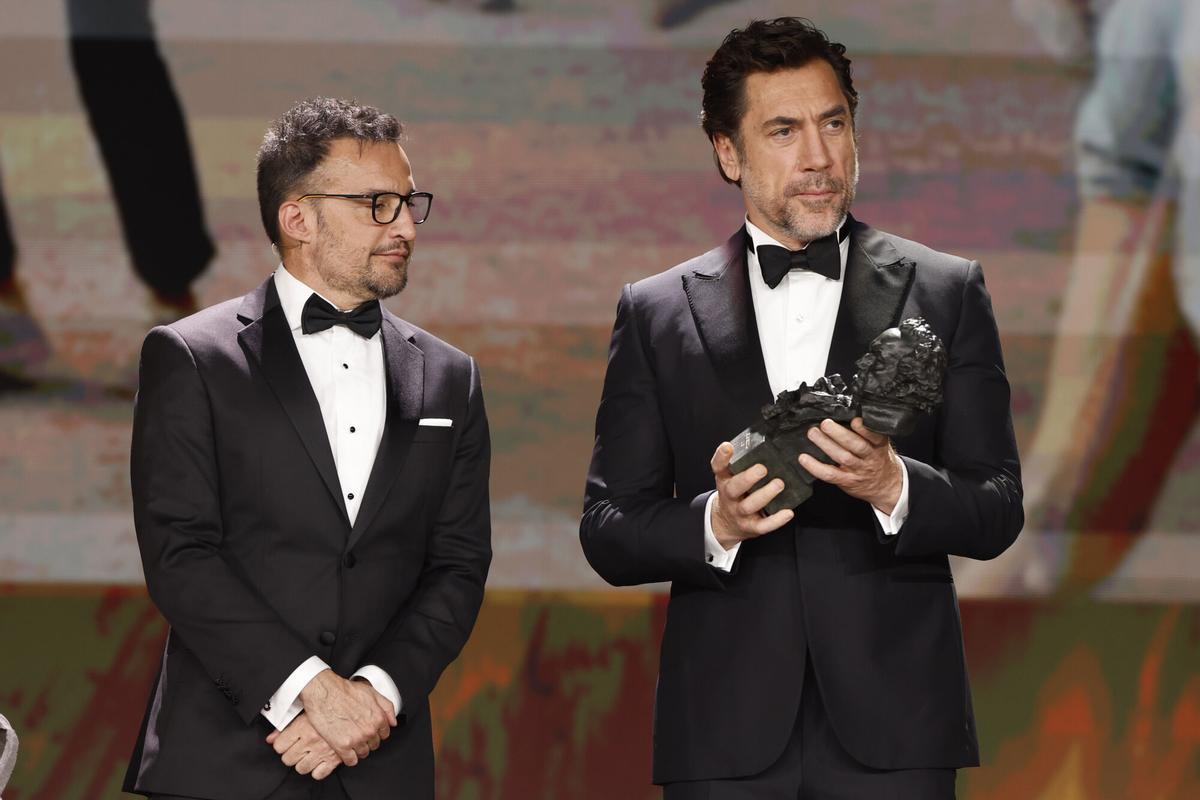 GRANADA, 08/02/2025.- El actor Javier Bardem (d) y el realizador Alejandro Amenábar antes de entregar el Goya a la ´Mejor película´ en la 39 edición de los Premios Goya de la Academia de Cine que se celebra este sábado en el Palacio de Congresos y Exposiciones de Granada. EFE/Julio Muñoz