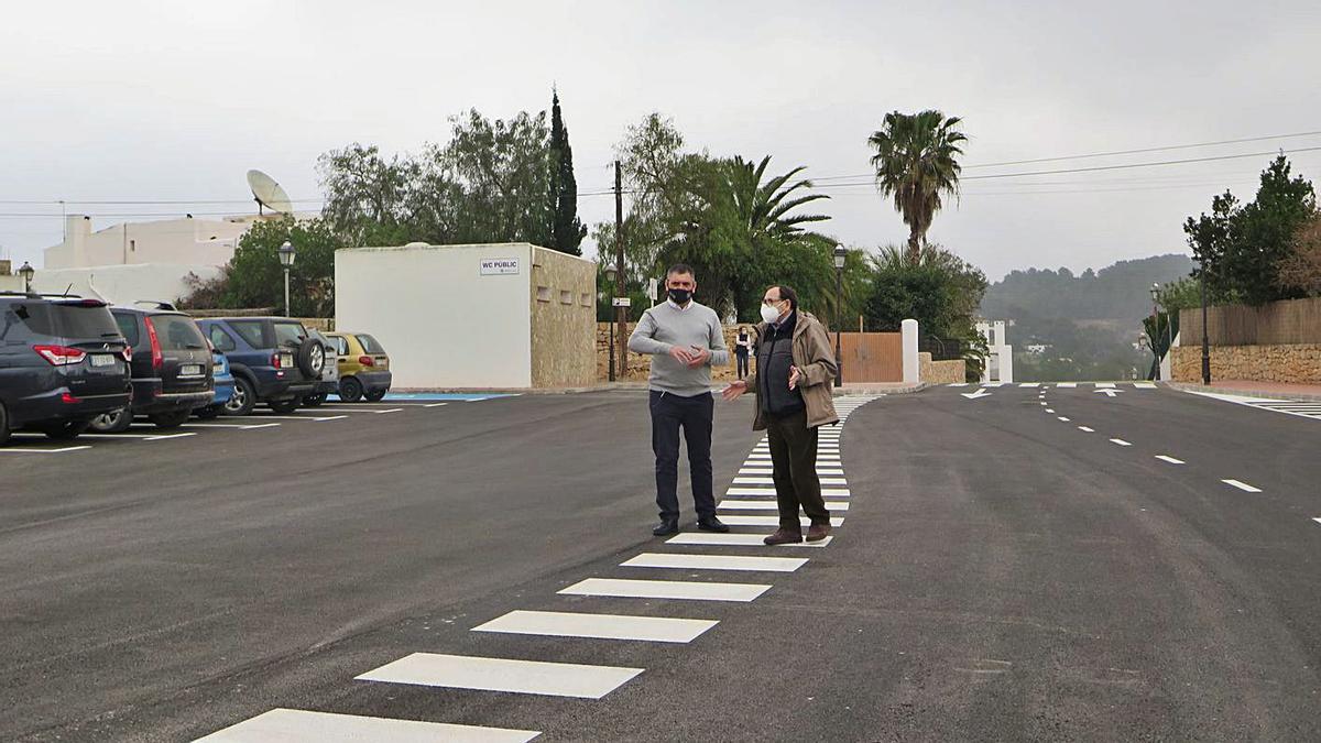 El alcalde accidental y el concejal de Obras de Sant Josep, ayer, en la zona reformada.