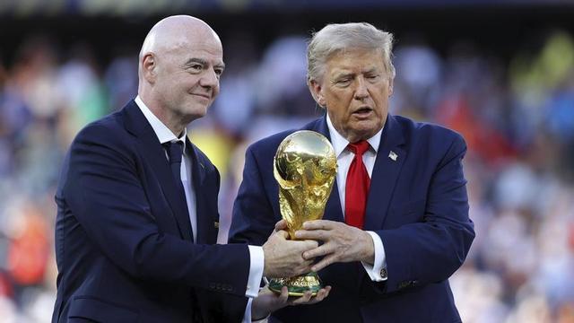 Infantino i Trump agafen el trofeu de la Copa del Món després de la final del Mundial conquerit per Espanya el 19 de juliol a Nova Jersey. | CHRISTOPHER NEUNDORF / EFE