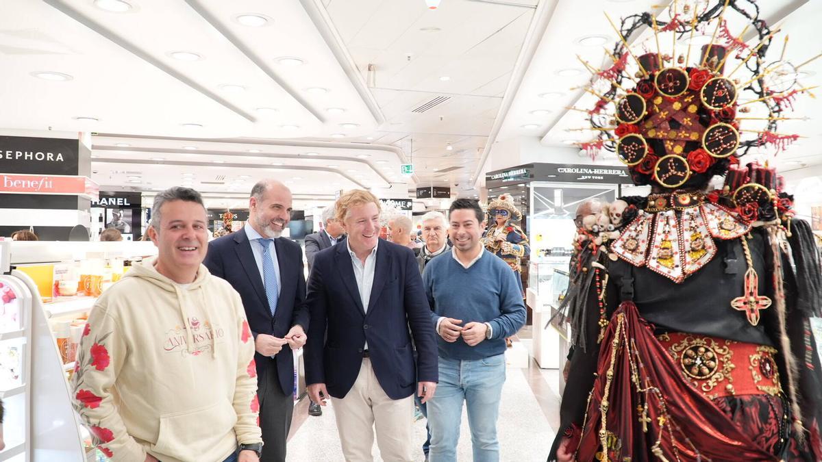 Fotogalería | Las comparsas lucen sus trajes este lunes como maniquíes vivientes