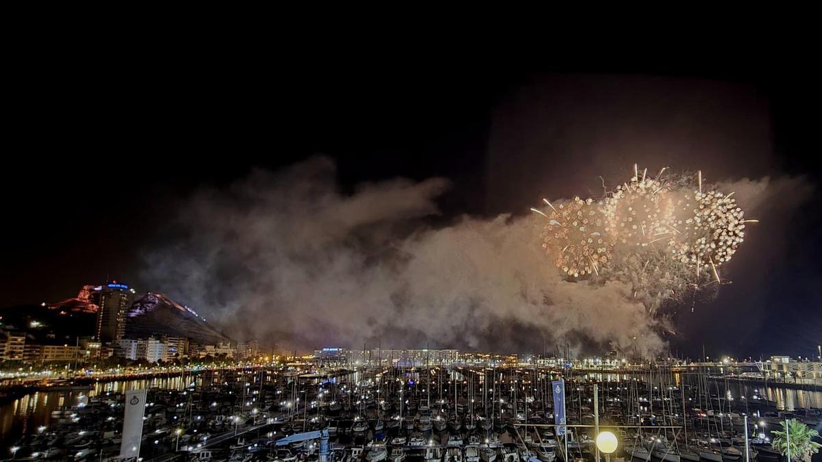 Los fuegos artificiales de Hermanos Ferrández incendian la noche alicantina