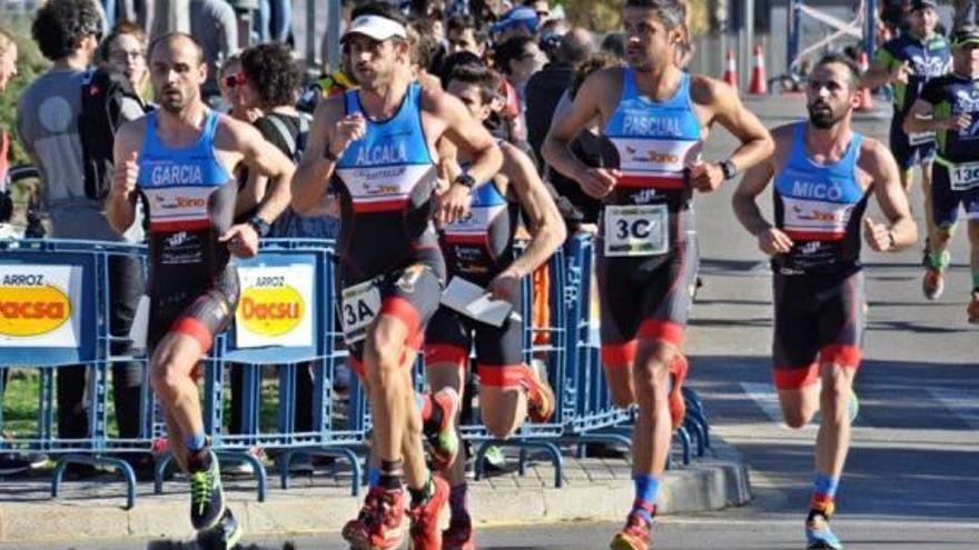 Las formaciones de Antella y Carcaixent durante la primera prueba de carrera a pie celebrada en el duatlón de Almenara.