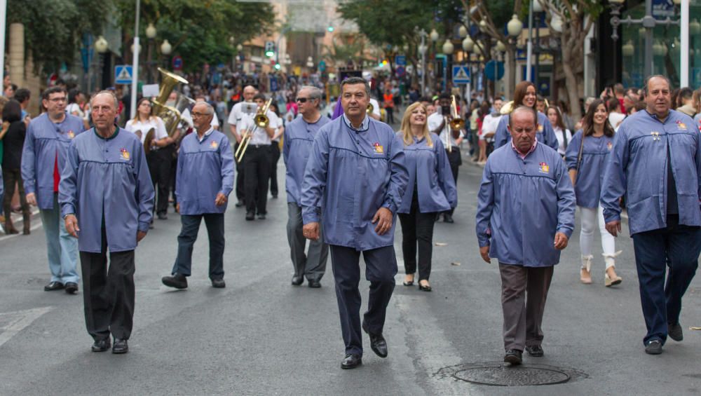 La apertura de las Hogueras del 90 aniversario resultó espectacular, con una gran participación de las comisiones, de veteranos festeros y de las Belleas del Foc.