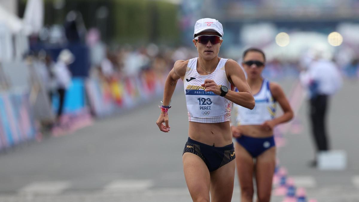 La atleta española María Pérez liderando la marcha por relevos mixtos de los Juegos Olímpicos de París 2024