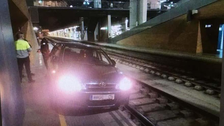 Un anciano despistado circula con su coche 800 metros por la vía del tren hasta la estación del AVE