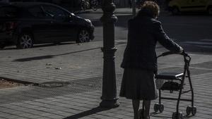 zentauroepp25625432 valencia 26 11 12   economia pensionistas  una anciana camin180829150625