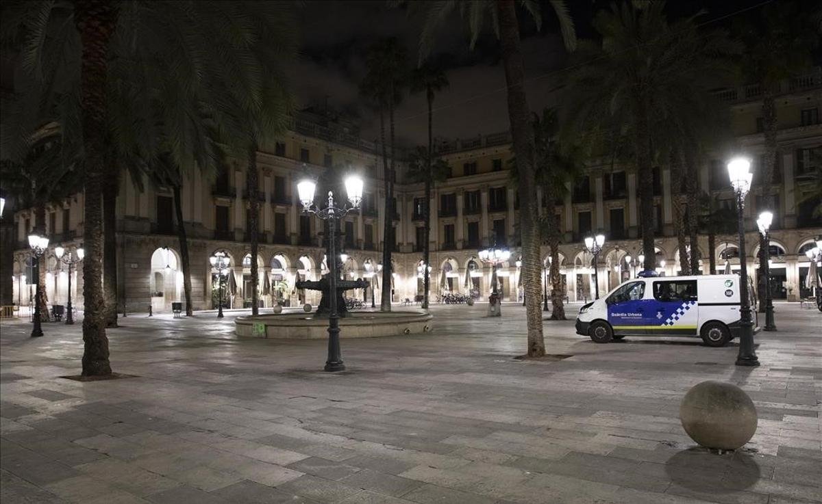 La plaza Reial de Barcelona, vacía, cuando se cumplían tres meses del último estado de alarma, el 19 de enero del 2021.