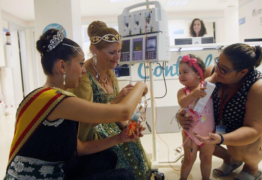 Los festeros de Moros y Cristianos visitan el Hospital Materno Infantil de la Arrixaca