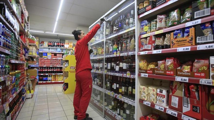 Medio millar de trabajadores de DIA, preocupados ante el ERE anunciado