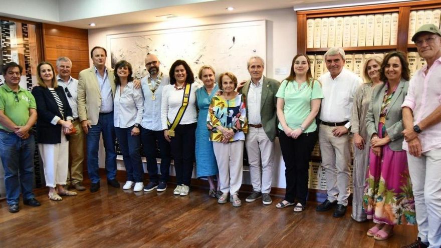 Por la izquierda, Juan Rafael Martínez, María Menéndez, Luis Buznego, Carlos Cortiñas, Patricia García, Marcos Tamargo, Esther Morandeira, Raquel Casado, Paz Fernández, Germán Heredia, Sonia Vaz, Mariano Marín, Virginia García, Ana Puerto y Alfredo Álvarez, ayer, en el cambio de collares. | LNE