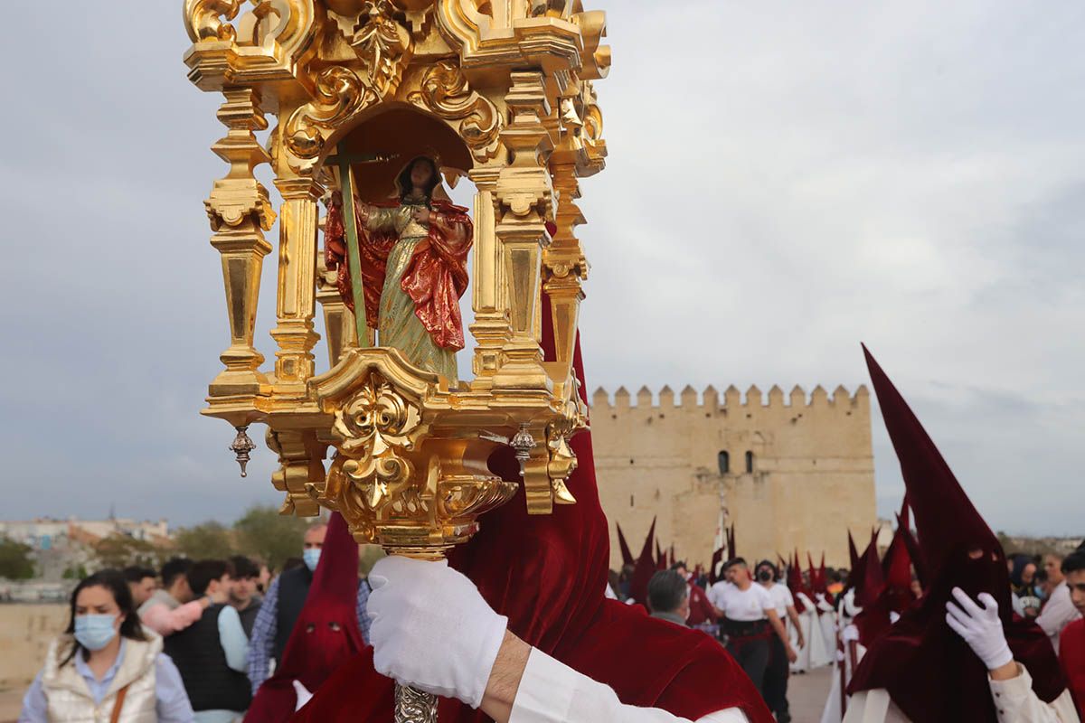 La Vera Cruz desafía la previsiones y llega a la Catedral