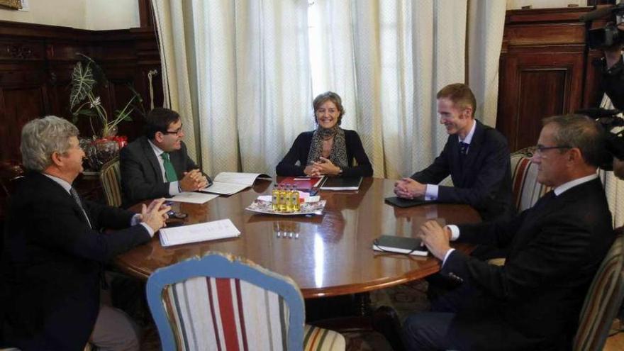 Reunión de la ministra Isabel García Tejerina, ayer, con representantes de Iberleche. // J. M. Espinosa