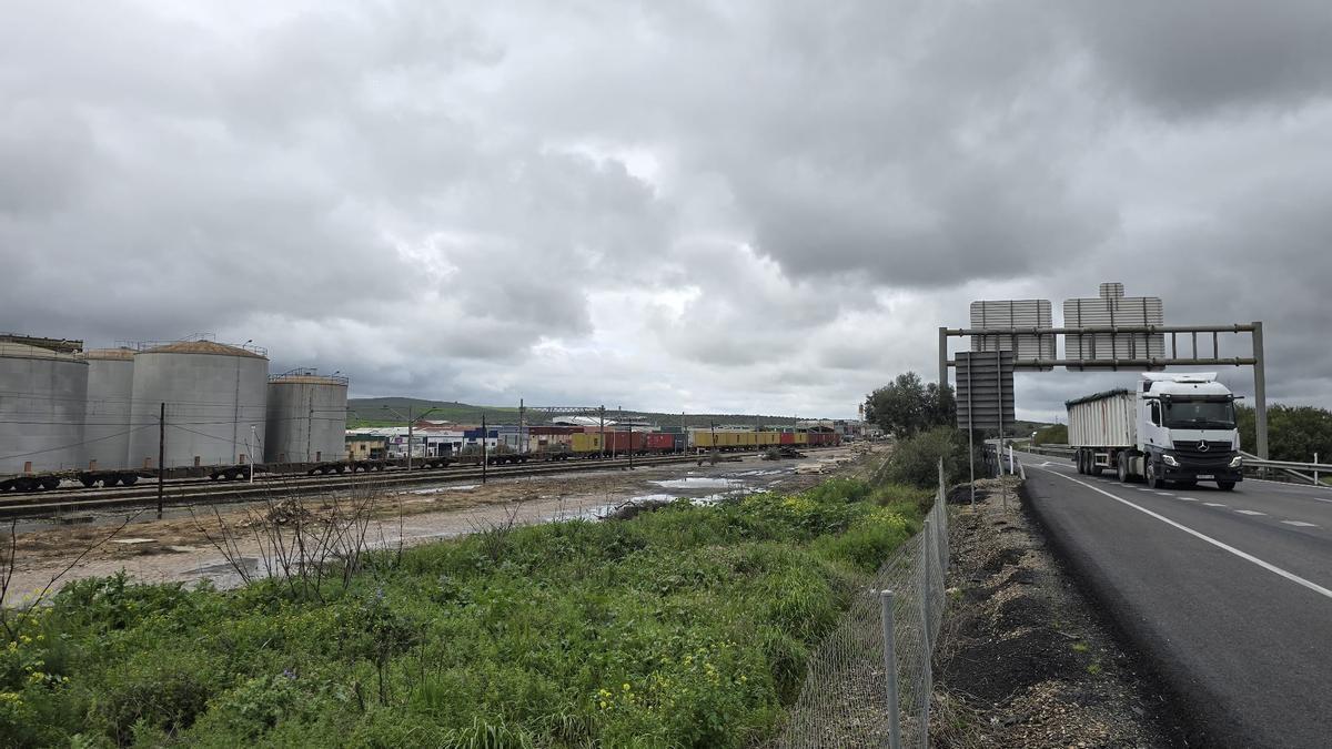 A la izquierda, línea de ferrocarril a su llegada a Montoro. El tramo entre esta localidad y Villa del Río aún está suspendido.