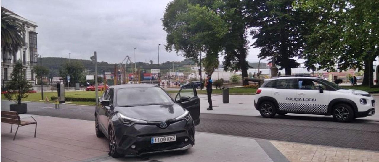 Uno de los vehículos accidentados en el bolardo de Emile Robin, ayer por la  mañana.