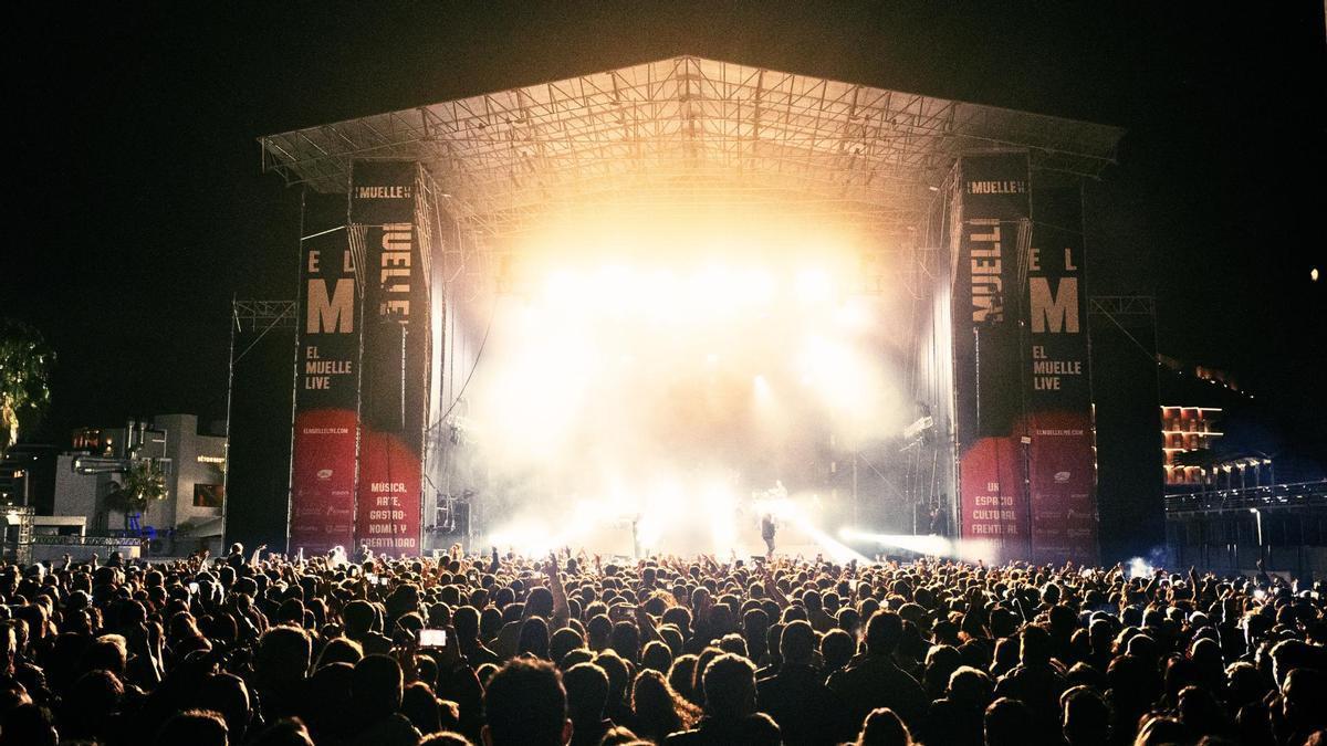 La programación de El Muelle Live incluye desde conciertos y ciclos musicales hasta eventos temáticos y actividades culturales, consolidándose como un referente del ocio en Alicante.