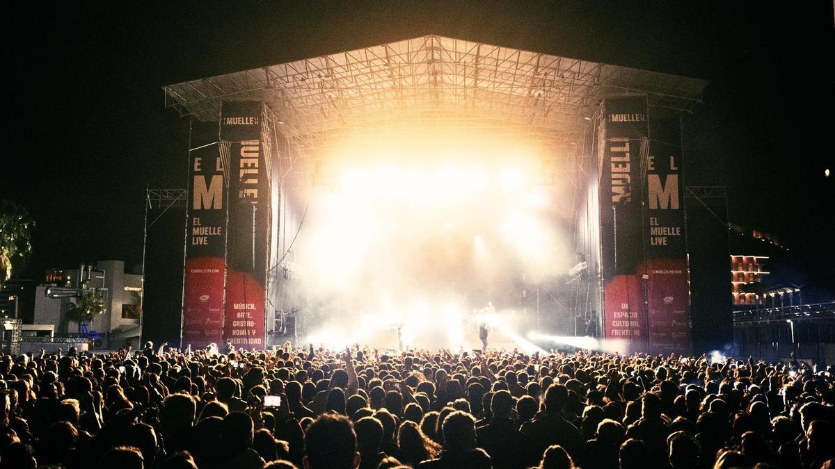 La programación de El Muelle Live incluye desde conciertos y ciclos musicales hasta eventos temáticos y actividades culturales, consolidándose como un referente del ocio en Alicante.