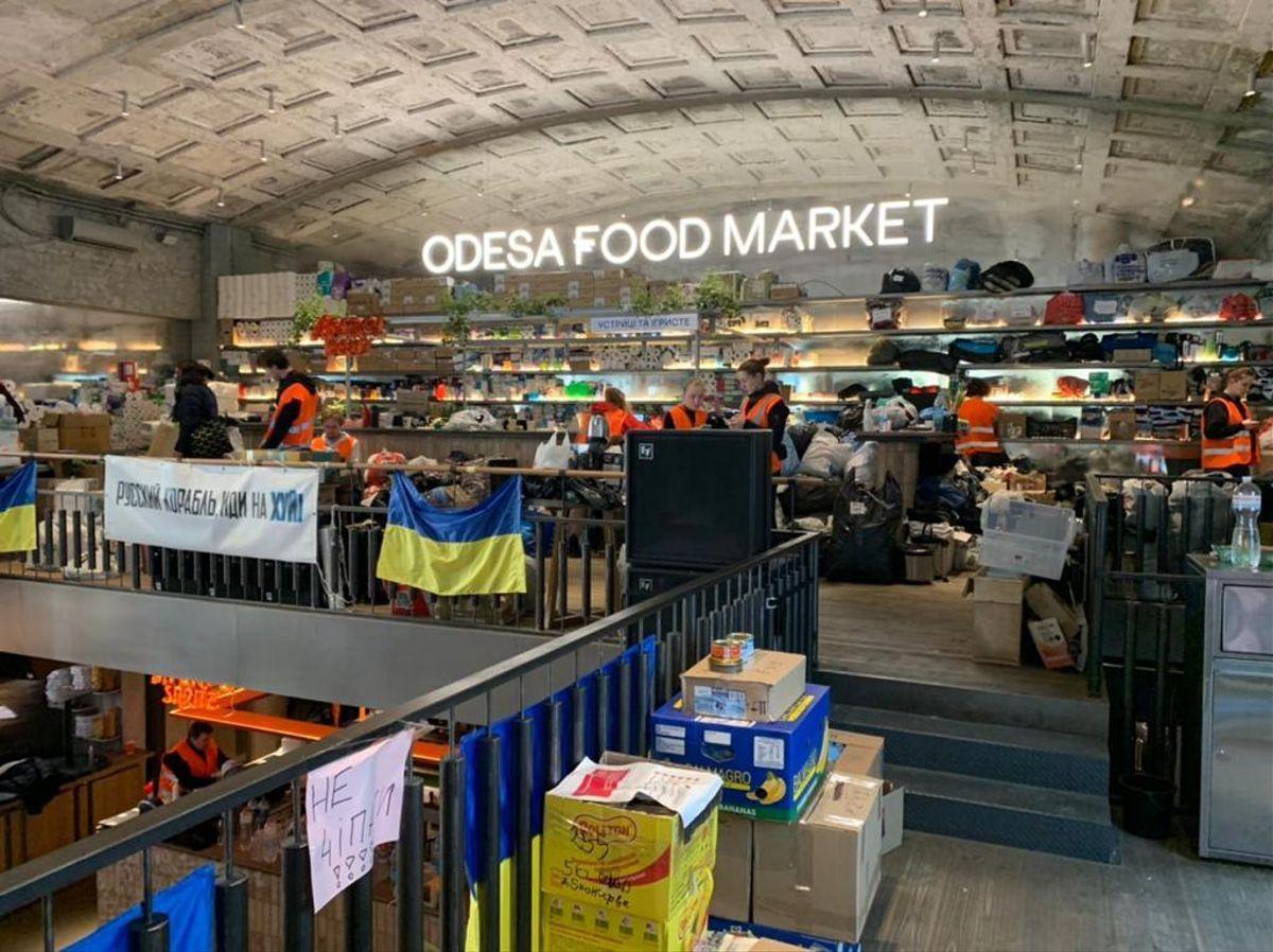 Voluntarios recopilan alimento en el mercado de la ciudad de Odesa, al sur de Ucrania.