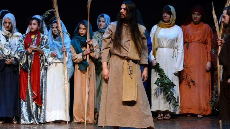 Un momento de la representación de &quot;La Pasión&quot;, ayer, en el Teatro Principal. // Rafa Vázquez