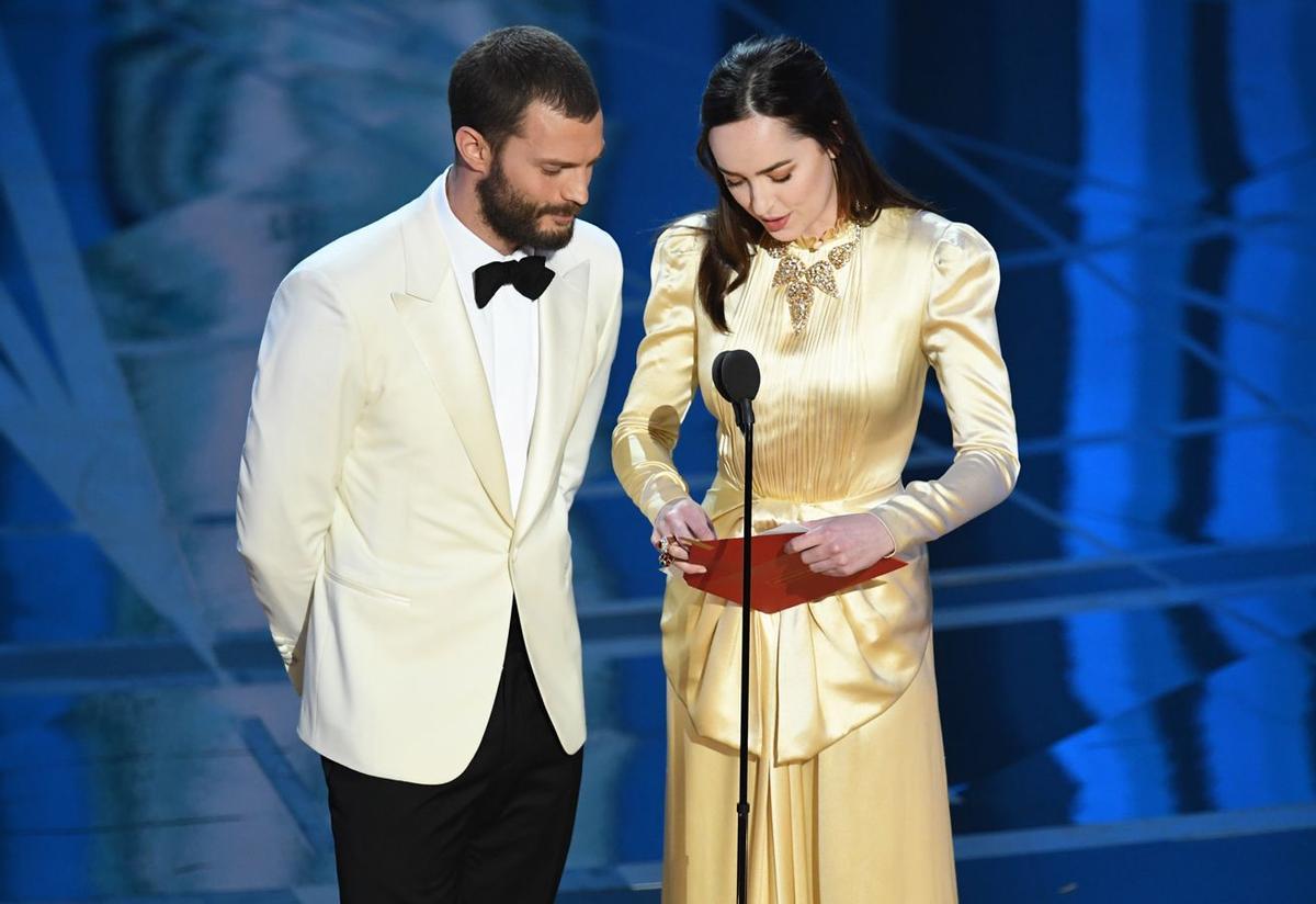 Dakota Johnson en los Premios Oscar 2017: junto a Jamie Dornan