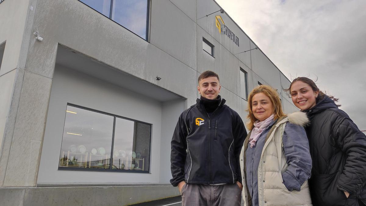 Mari Nieves Rico con sus hijos Dani y Ángela en el exterior de su empresa, en el polígono de Barres.