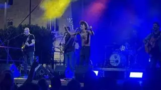 Tomasito se desmelena en Mérida: sin camiseta, con sombrero y un flamenco que no entiende de reglas